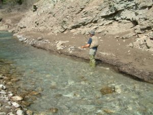 lungo il lago della diga di valvestino