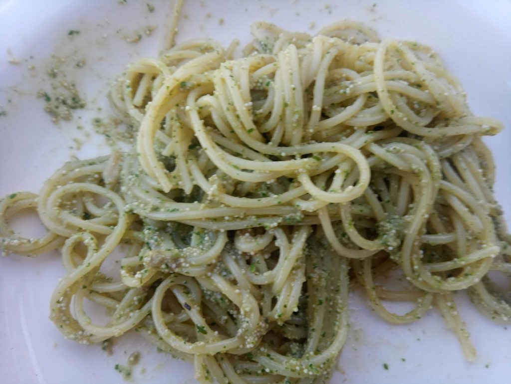 spaghetti al pesto di rucola ed uova di sarda