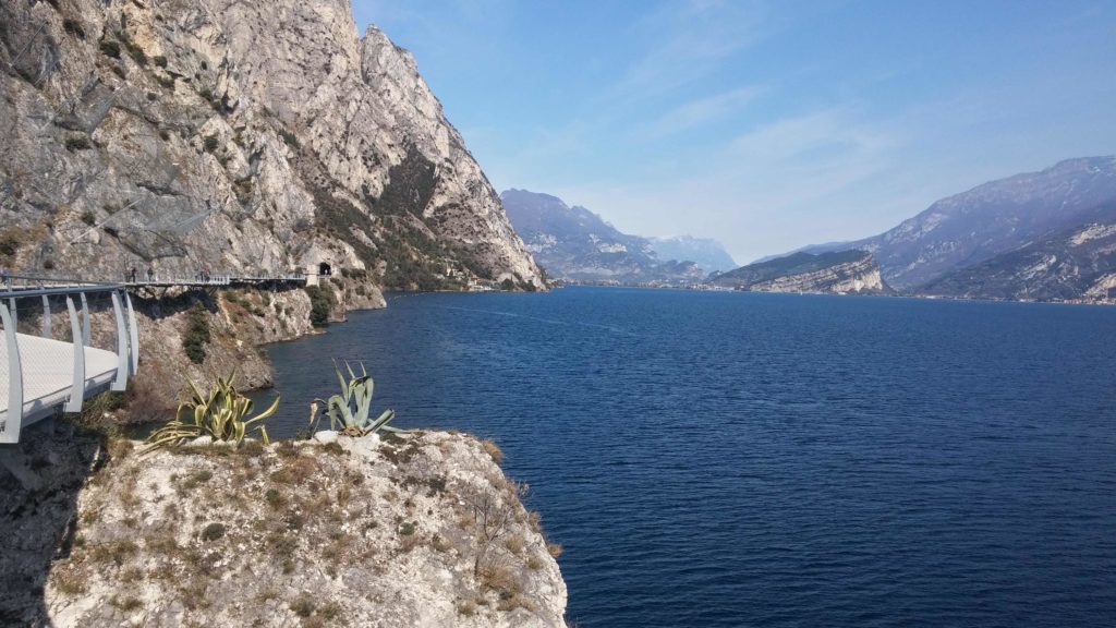 riva del garda  e torbole riprese dalla costa ovest