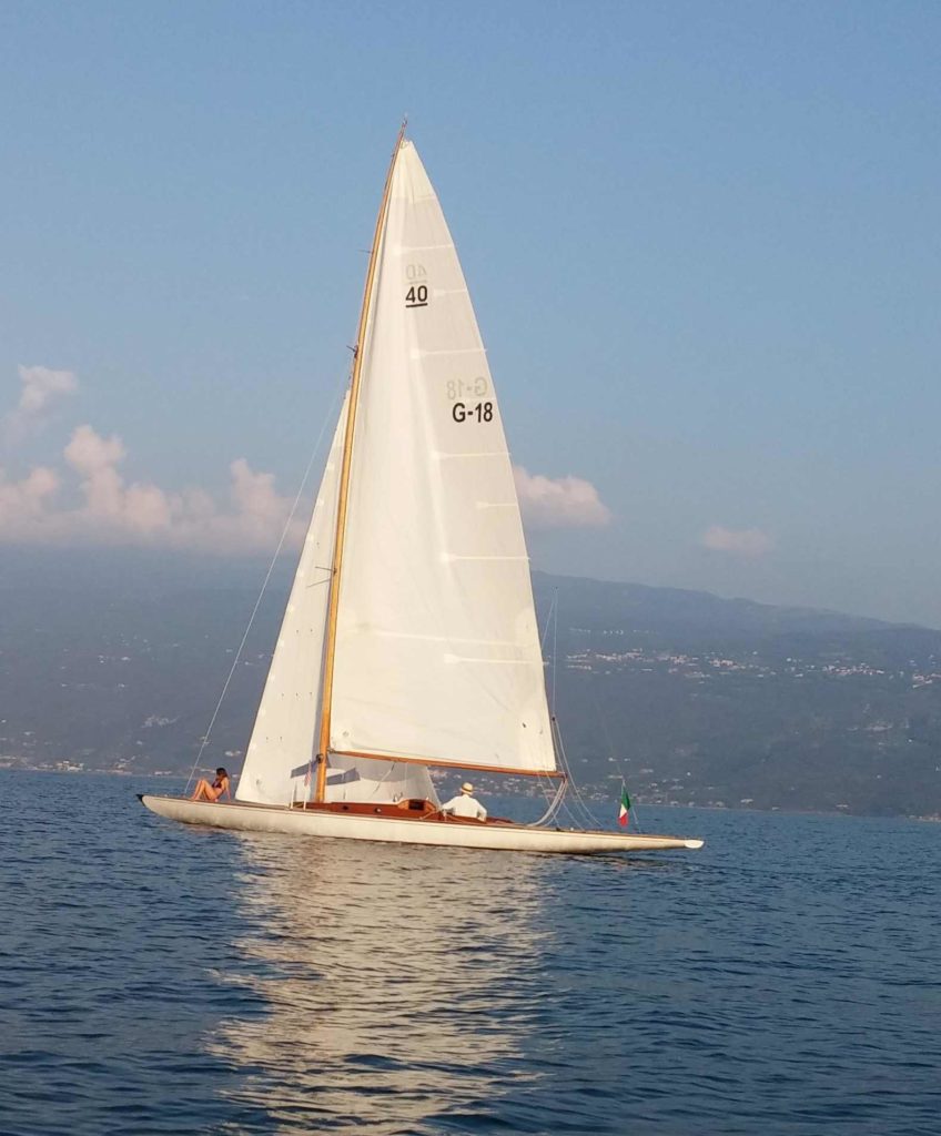 navigazione tranquilla con l'ora a medio lago