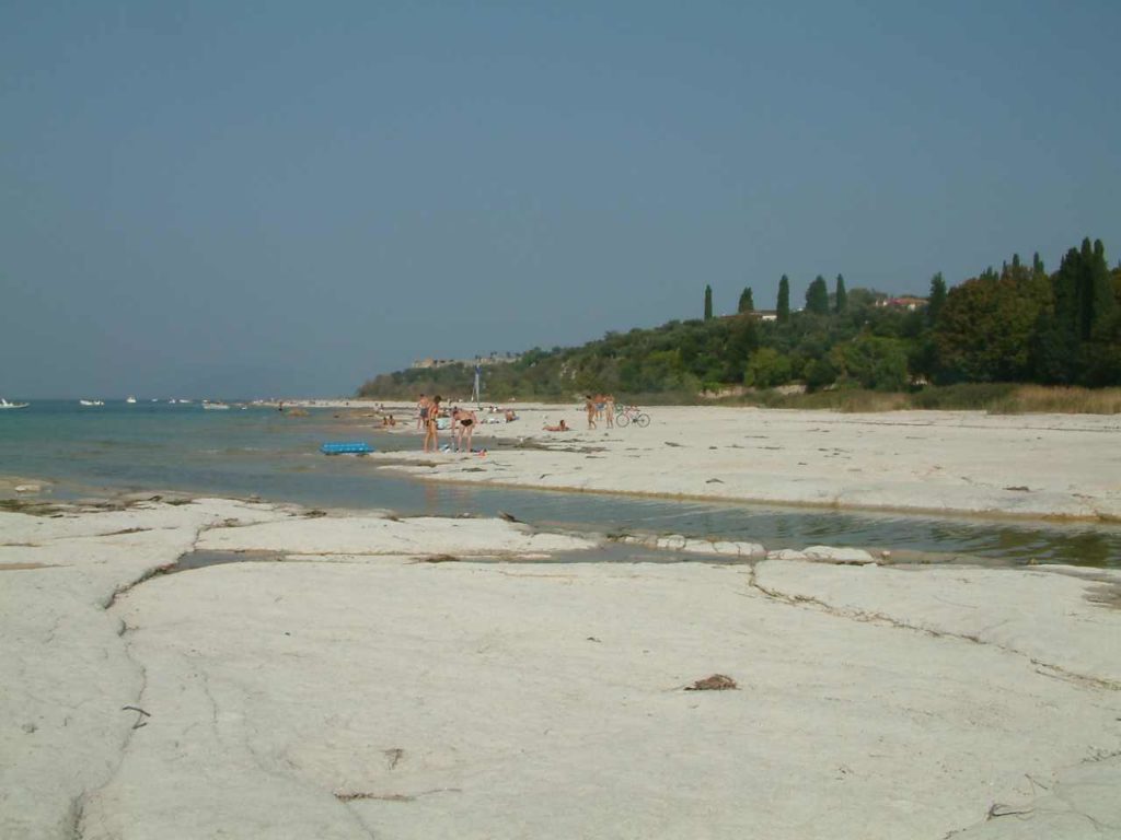 falesia che circonda la parte  nord della penisola  di Sirmione